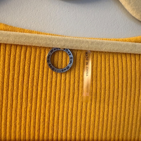 One Girl Who cool clasp front goldenrod yellow ribbed sweater sleeveless XL - Picture 4 of 8